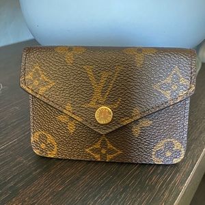 Louis Vuitton Monogram Felicie Strap & Go Kaki Card Holder / Charm